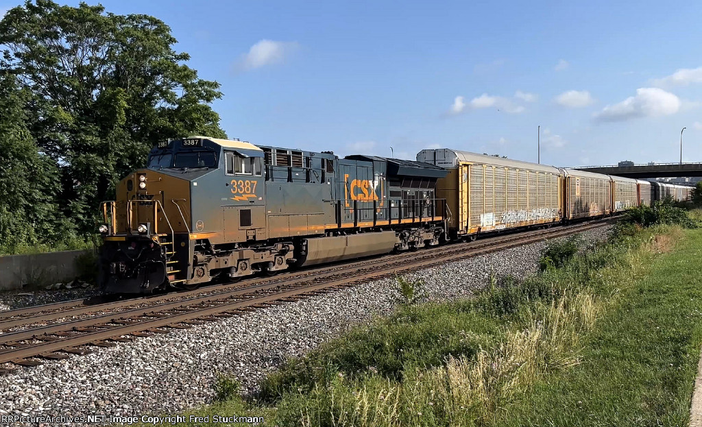 CSX 3387 leads M215,